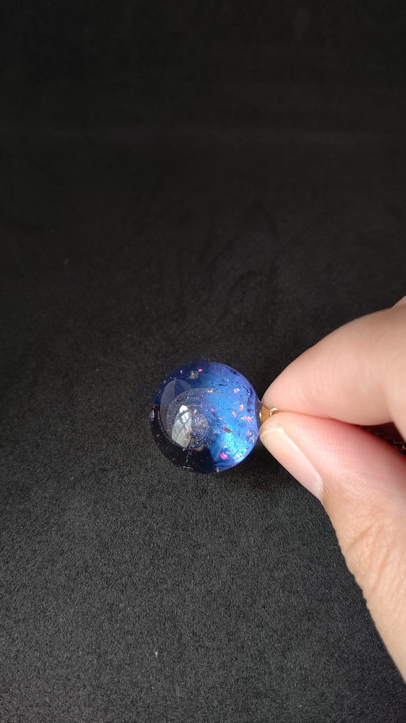 ブルーの輝く宇宙玉レジンの球体ネックレス 14枚目の画像