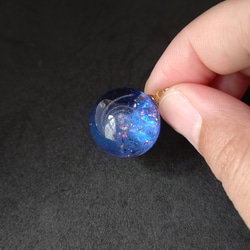 ブルーの輝く宇宙玉レジンの球体ネックレス 10枚目の画像