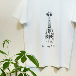 "Be my self"  おめかしキリン Tシャツ 1枚目の画像