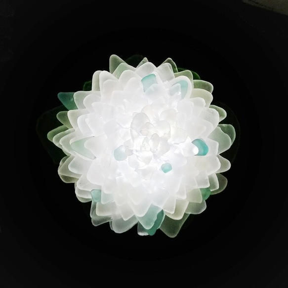 【オーダー】シーグラスのお花のランプシェード ホワイト×グリーン＆ブルーグリーン 朝霧（あさぎり）【海灯花】 2枚目の画像