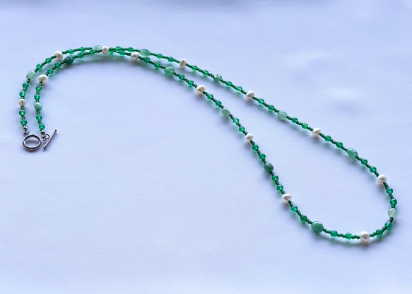- Evergreen - 翠色石と淡水真珠のロングネックレス 4枚目の画像
