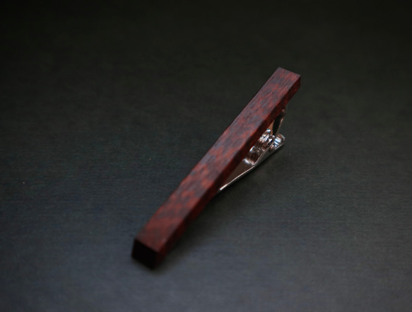 シンプルスリムな木製ネクタイピン【スネークウッド】 2枚目の画像