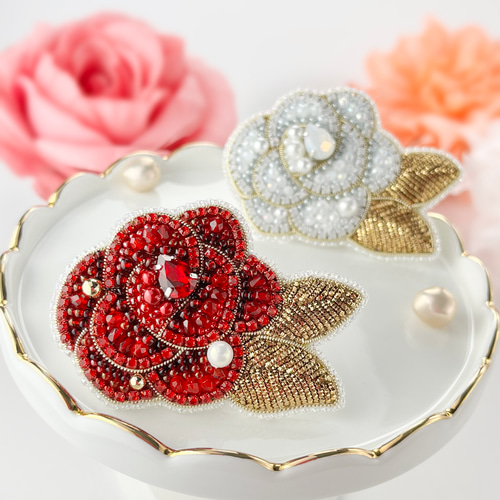 ビーズ刺繍 バラのブローチ〈ホワイト〉 ブローチ Zatto 通販