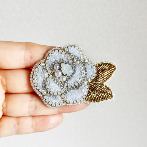 ビーズ刺繍 バラのブローチ〈ホワイト〉 ブローチ Zatto 通販