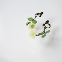 和紙の花 「小径のばら」イエローグリーン イヤリング／ピアス ブラウン 6枚目の画像