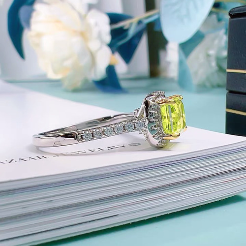 スクエア ヘイローリング ライムグリーン 高炭素ダイヤモンド キラキラ  