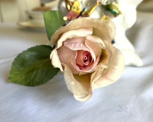 染花・布花・アートフラワー　　白い風①　薔薇１本　　　玄関・和洋の空間・お部屋のインテリアなどに。