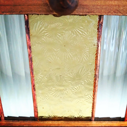 ステンドグラス　アンティーク調ガラス窓つき　木製ミニキャビネット　レトロなイエロー系 4枚目の画像