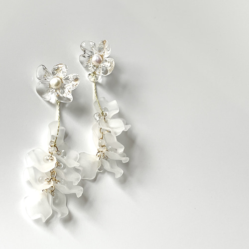 サージカルステンレス】お花/淡水パール/花びらの揺れるクリア大ぶり