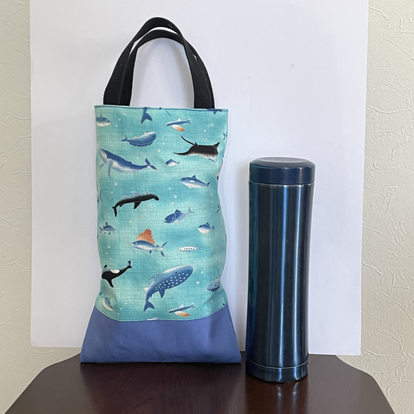 人気の海の生き物ペタンコバッグ　水筒入れサイズ　ブルー切替　ミントブルー　29×18 1枚目の画像