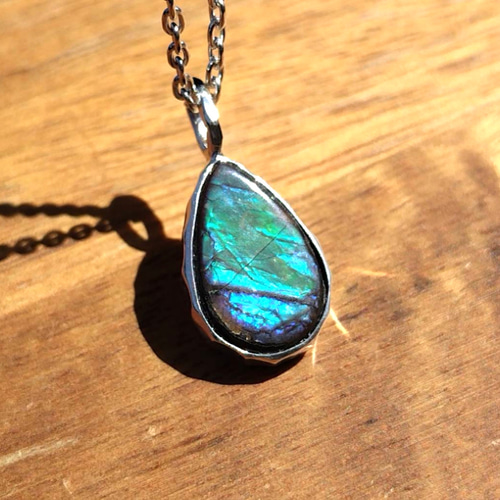 宝石質AAAアンモライトのドロップ純銀ネックレス/鎚目模様 ネックレス 