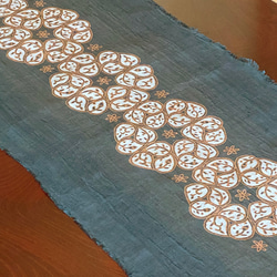 オリジナル模様のテーブルセンター　手描き更紗＆草木染め　Batik　伝統工芸　花唐草柄 2枚目の画像