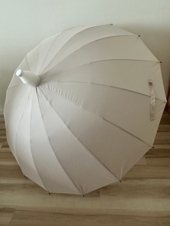 【SALE】傘 ジャンプ傘 防水キャップ付き 骨16本 大きいサイズ 【アプリコット】雨の日の入店がとても快適な傘です。 1枚目の画像