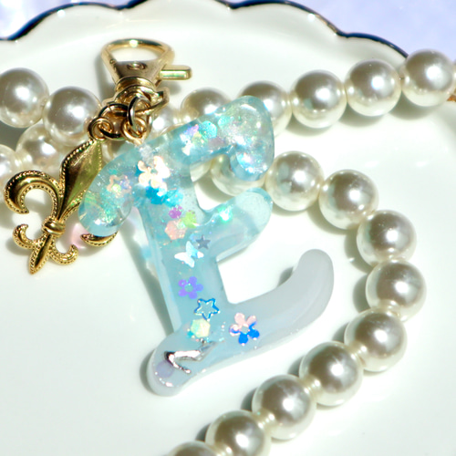 maresesese 　イニシャルキーホルダー　青　ハンドメイド　冬　雪 レジン イニシャル チャームsnowman しょっぴー ハンドメイド
