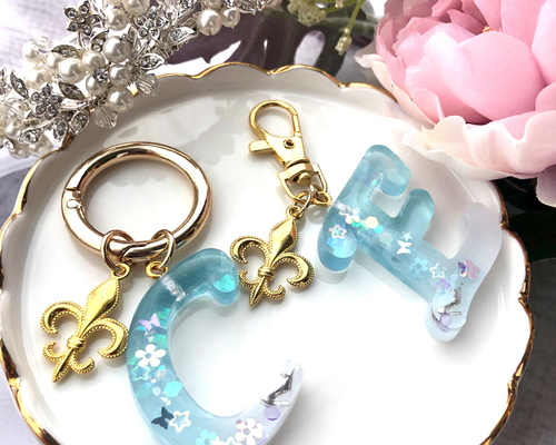maresesese 　イニシャルキーホルダー　青　ハンドメイド　冬　雪 レジン イニシャル チャームsnowman しょっぴー ハンドメイド