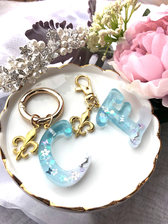 maresesese 　イニシャルキーホルダー　青　ハンドメイド　冬　雪 maresesese イニシャルキーホルダー 青 ハンドメイド 冬 雪