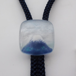 富士山　ガラス  ループタイ　風景　雲　空　ネックレス　帯留め　ブローチ 1枚目の画像