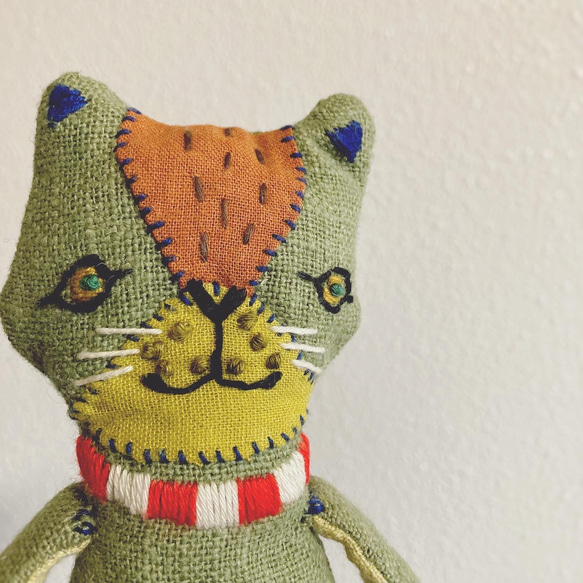 刺繍ぬいぐるみ  ネコ + 魚　布人形 2枚目の画像