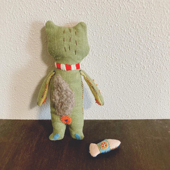 刺繍ぬいぐるみ  ネコ + 魚　布人形 4枚目の画像