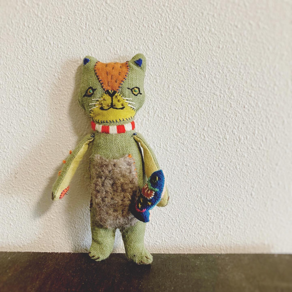 刺繍ぬいぐるみ  ネコ + 魚　布人形 3枚目の画像