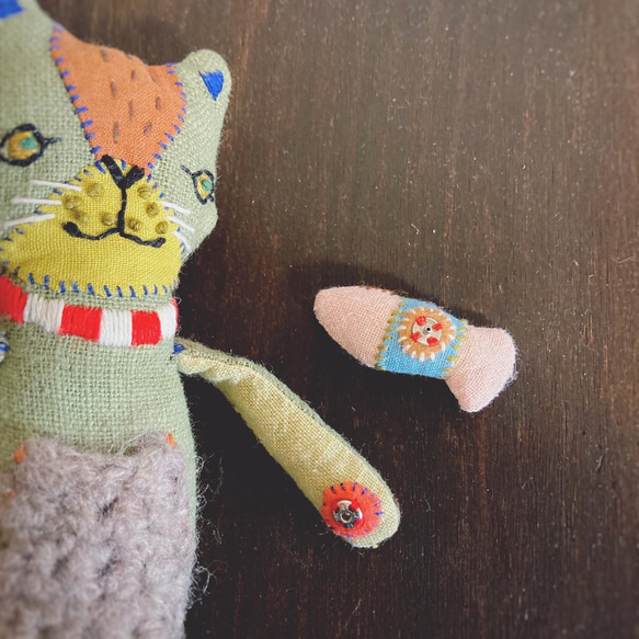 刺繍ぬいぐるみ  ネコ + 魚　布人形 5枚目の画像