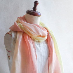 草木染めリネンガーゼストール(フレッシュピーチ) 2枚目の画像