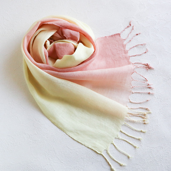 草木染めリネンガーゼストール(フレッシュピーチ) 1枚目の画像