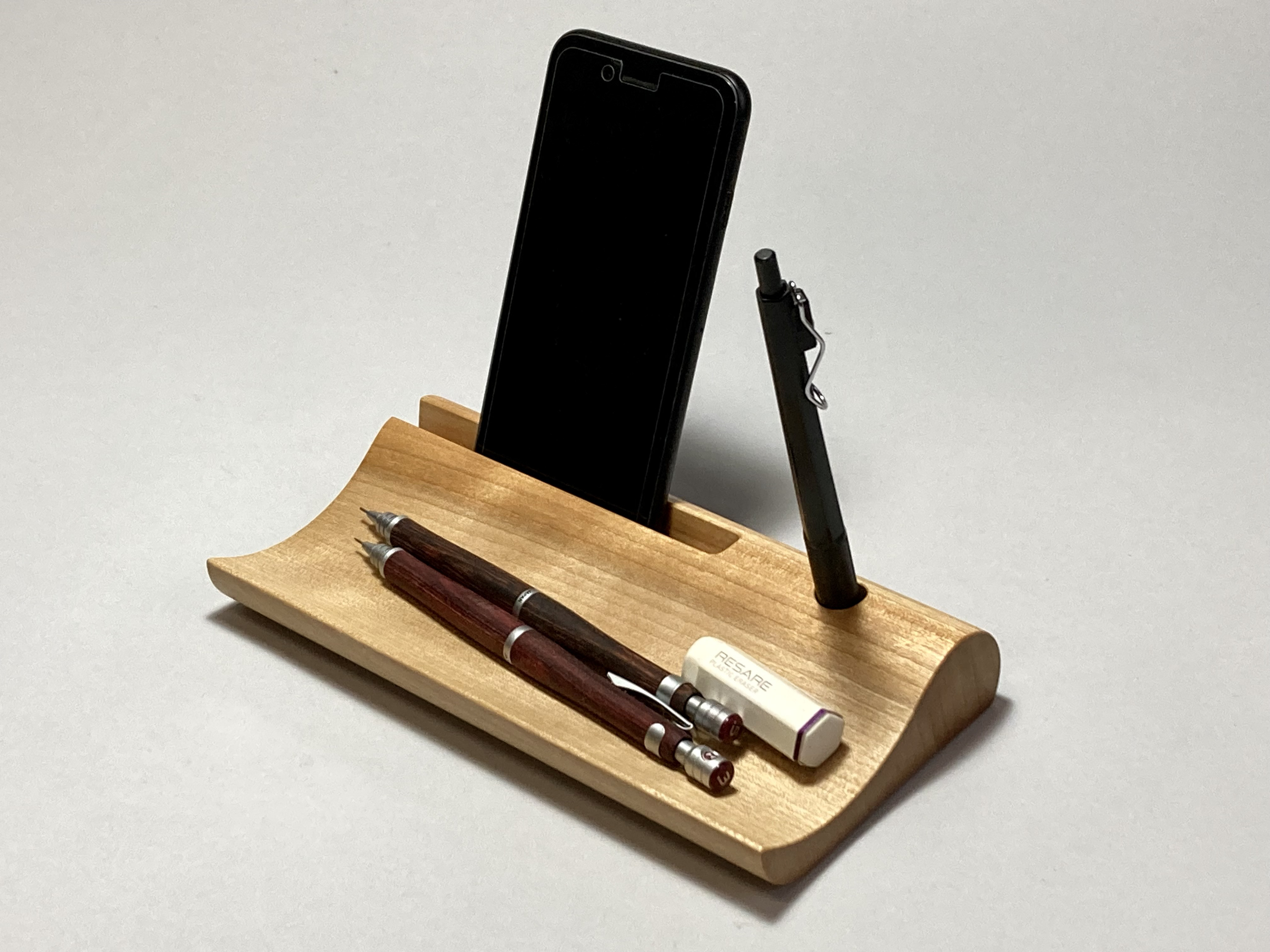 デコ・スマートホン(タテ、ヨコに置けるスマホスタンド+ペンスタンド+トレー、使いながら飾る木製スタンドトレー、樺材)