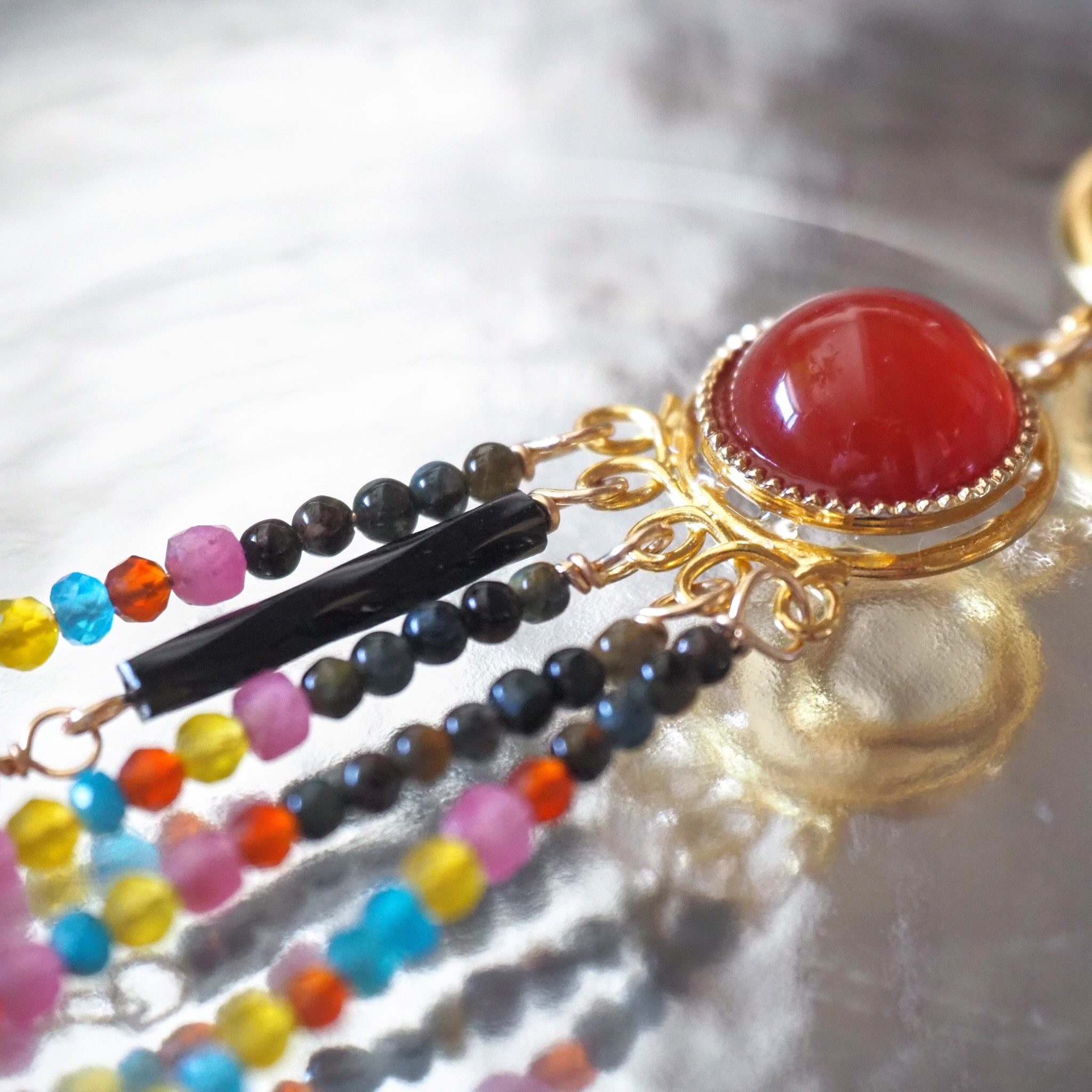 《カーネリアンと天然石ビーズのフリンジイヤーカフ》