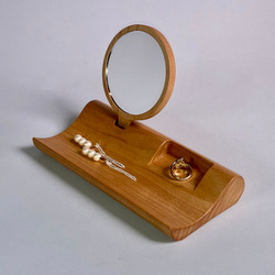 デコ・アクセサリーロング(取り外すと手鏡になるミラーとアクセサリーを使いながら飾る木製スタンドトレー、樺材) 1枚目の画像