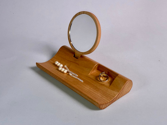 デコ・アクセサリーロング(取り外すと手鏡になるミラーとアクセサリーを使いながら飾る木製スタンドトレー、樺材) 1枚目の画像