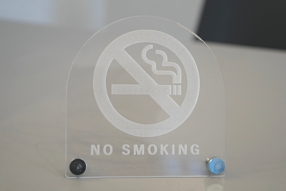 透明アクリル 卓上サイン「NO SMOKING」禁煙 2枚目の画像