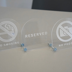 透明アクリル 卓上サイン「NO SMOKING」禁煙 3枚目の画像