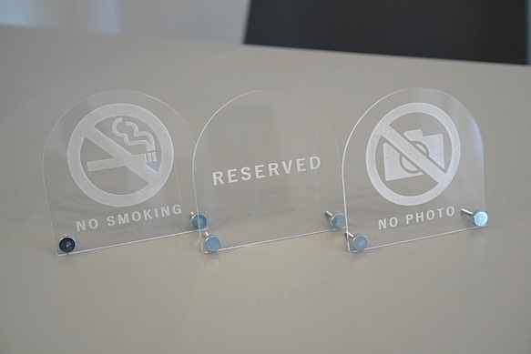 透明アクリル 卓上サイン「NO SMOKING」禁煙 3枚目の画像