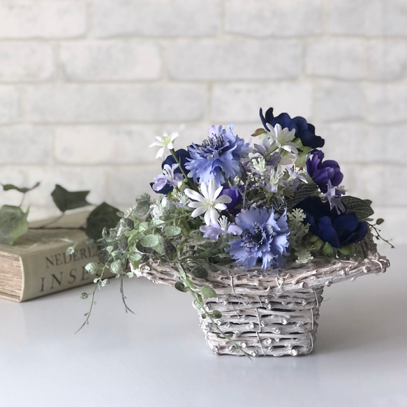 SALE〈送料無料〉爽やかなブルーのかごアレンジ✴︎矢車草✴︎アネモネ  