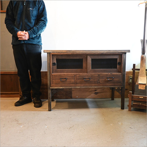 桐箪笥を職人が再生した 和モダンキャビネット｜ガラス扉のリメイク