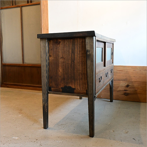 桐箪笥を職人が再生した 和モダンキャビネット｜ガラス扉のリメイク