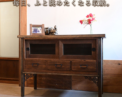 控えめに飾る、という贅沢。ガラスキャビネット（幅100cm）｜和箪笥