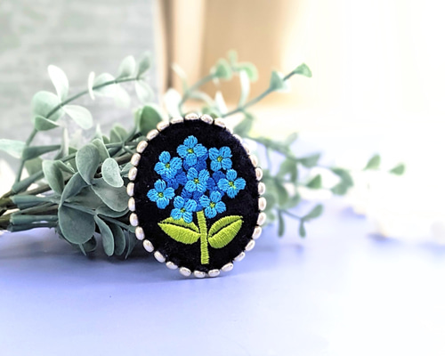 6月の誕生花】しっとりと咲くのあじさいの刺繍ブローチ 水色×青（黄緑