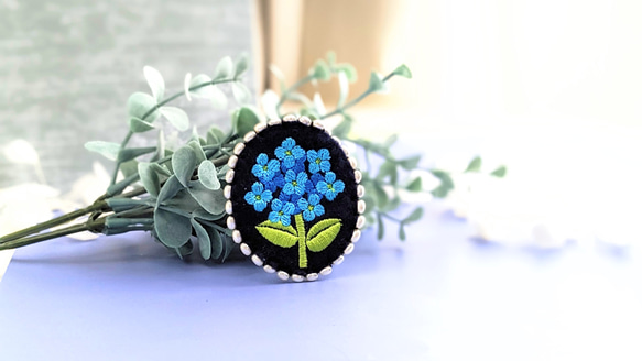 モコ花　薄ブルー×ネイビー生地　刺繍ブローチ 特集掲載】ネモフィラブローチ[インシグニスブルー] (受注制作