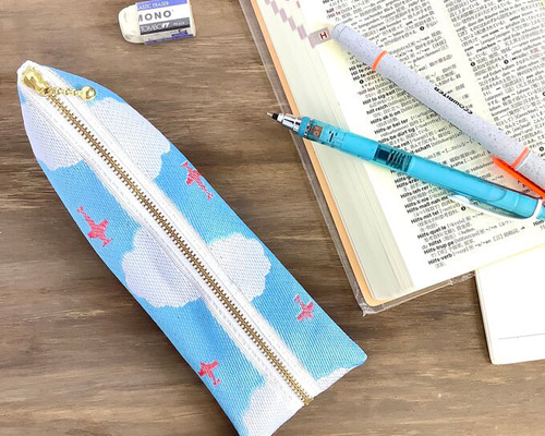 飛行機と雲】畳縁 テトラ型 ペンケース 空 空色 ブルー ペンケース