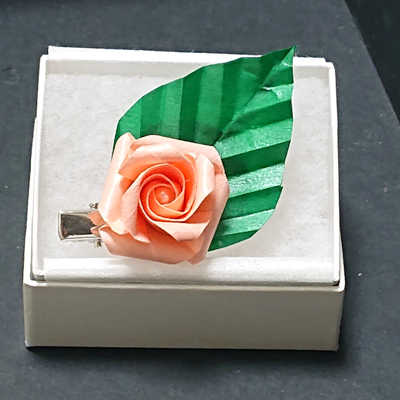 ミニバラのブローチ「桜×緑」 1枚目の画像