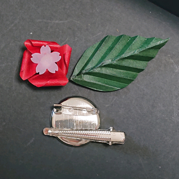 ミニバラのブローチ「紅×濃緑」 4枚目の画像