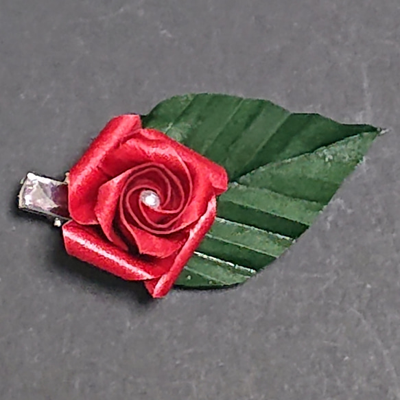 ミニバラのブローチ「紅×濃緑」 2枚目の画像