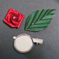 ミニバラのブローチ「紅×濃緑」 3枚目の画像
