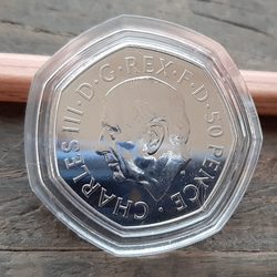 Charles王 チャールズ3世 50ペンス 新デザイン イギリス コイン英国 2022年 8g 27mm 1枚目の画像