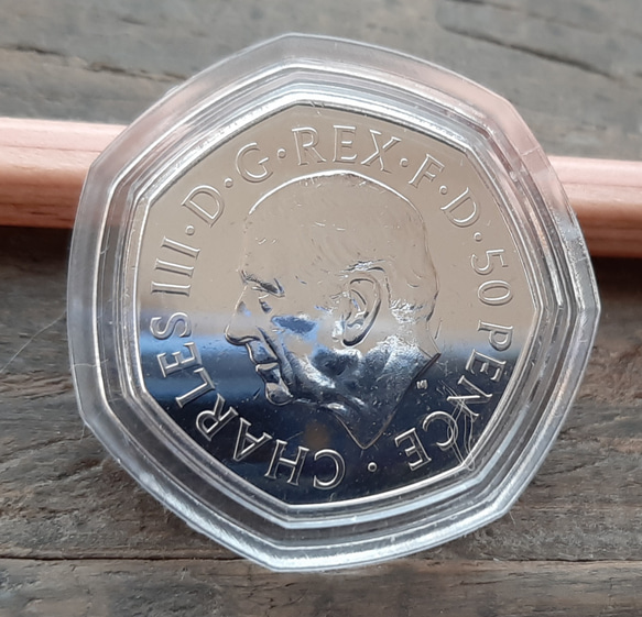 Charles王 チャールズ3世 50ペンス 新デザイン イギリス コイン英国 2022年 8g 27mm 1枚目の画像