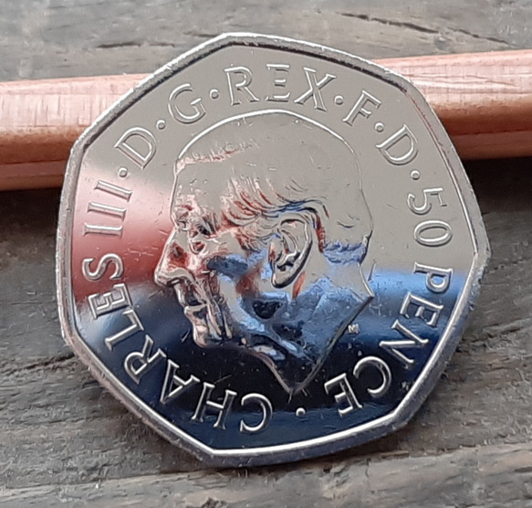 Charles王 チャールズ3世 50ペンス 新デザイン イギリス コイン英国 2022年 8g 27mm 3枚目の画像