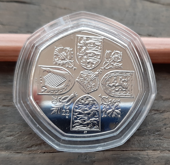 Charles王 チャールズ3世 50ペンス 新デザイン イギリス コイン英国 2022年 8g 27mm 2枚目の画像