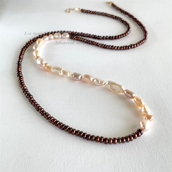 由多種淡水珍珠製成的長項鍊，可用於休閒和輕度正式場合。 第8張的照片